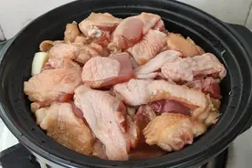 广东沙姜鸡煲，做法简单，几分钟就能出锅，嫩滑入味超好吃