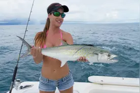 美女与友人扬帆出海，路亚船钓共绘海洋画卷视频封面