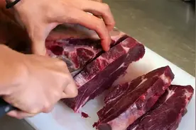 见识一下，日本人是怎么把熊肉做美食吃，真的是开眼界了视频封面