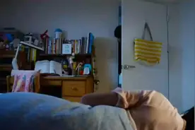 3xi6bpf2unfa67a第1集 继父对养女过分亲密，而母亲选择视而不见视频封面