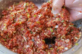 牛肉饺子馅好吃有诀窍，教你饺子馆三十年不外传配方，鲜嫩又多汁视频封面