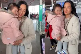 朱丹抱着女儿现身机场，母女俩互动好温馨，女儿五官长得像周一围视频封面