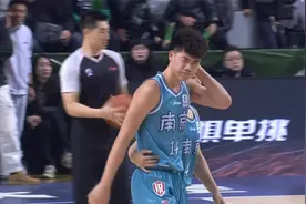 故意废人？慢镜还原同曦魏一6秒连续遭到肘击，被送医院进行检查视频封面