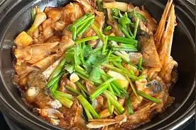 教你姜葱鱼头煲怎样做才嫩滑鲜香，一点腥味也没有，简单又好吃视频封面