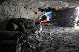 流浪汉带着流浪狗无家可归，暴风雪说来就来，干脆用大火烧穿山体视频封面