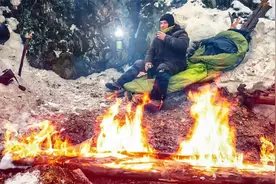 小伙因突发事故意外被困雪山，本以为会冻成狗，结果他却妙招频出视频封面