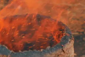 复原《天工开物》古法炼铁技艺，将铁矿石提炼为生铁的过程