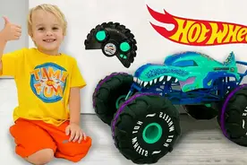 外国小男孩和弟弟分享怪兽汽车，怪兽汽车户外大比拼视频封面