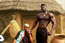 自然健身下非洲男子，古铜色肌肤，这身材让多少人羡慕！视频封面