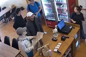 马云全家在新西兰过年，妻子罕现身气质吸睛，不忘打包剩菜太节俭视频封面