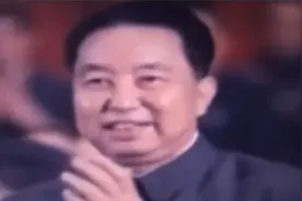 两刊一报中提到的“两个凡是”并非华国锋原话，两者存在差异！视频封面