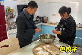 过年了，爸妈厨房忙着包饺子，一人一盘吃真香，年味十足啊视频封面