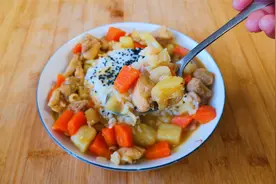 想吃咖喱鸡饭不用去外面，教你超简单的做法，味道浓郁，鸡肉鲜嫩