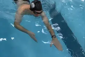 能让你游的更快的自由泳二次腿加狗刨手练习