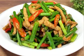 炒蒜苔时，牢记不要焯水和直接炒，教你正确做法，香脆入味超下饭视频封面