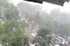 北京城区现暴雨、局地大暴雨，降雨将持续至今天半夜前后视频封面
