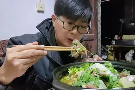 九九砂锅炖羊肉真的香，软烂入味母亲夸，天冷不用烤火全身暖省电视频封面