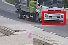 农户门前晒粮被洒水车打湿？官方回应视频封面