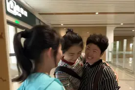 张博爸妈不远千里来北京，小情侣准备了一桌子饭菜！还有礼物！视频封面