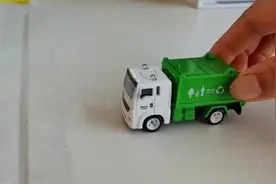 玩具故事：听说大灰狼和大怪兽都要来了，快点躲到小房子里。视频封面