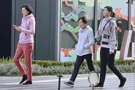 姚明女儿现身上海街头，13岁姚沁蕾身高1米9，和妈妈身高相差无几