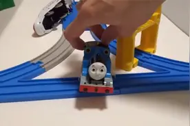 小男孩喜欢的仿真地铁高铁玩具小火车在循环轨道上的趣味滑行游戏视频封面