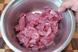 炒猪肉时，瘦肉老柴嚼不动？教你一招，吃肉就像吃豆腐一样嫩滑