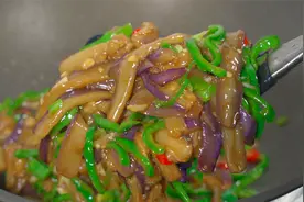 炒茄子不要过油和直接下锅炒，费油还不入味，教你一招，鲜香美味
