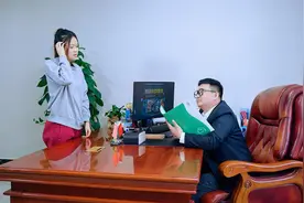 美女去面试：老板问：一头猪500斤，桥承重250斤，猪如何过河？视频封面
