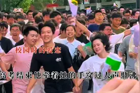 校园时的爱恋真诚又热烈，他牵着她的手穿过人声鼎沸，会记一辈子视频封面