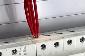 老电工一个月拿9500，你看他是怎么接线的，技术一流，难怪工资高