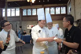 在老饭骨自己的餐厅淮四九宴，为粉丝做道奶油蘑菇汤视频封面