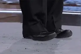 震撼一幕：81岁院士上台演讲，皮鞋已经老化掉渣视频封面