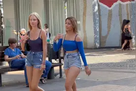 街拍性感美女12。保加利亚旅游实拍，海滩沙滩金发性感美女晒太阳视频封面