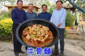 都说牛骨髓是好东西，今天买8根做酸菜牛骨髓，香而不腻，真得劲