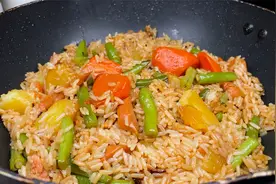 煮米饭别再老一套了，教你懒人做法，饭菜一锅出，简单又美味视频封面