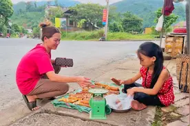 农村小女孩不怕苦，掰玉米拔木薯，还跑进山抓河鲜，都是为了生活视频封面