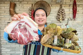大山里摘的新鲜野生菌和猪肉一起煮火锅，下饭太香了