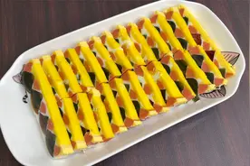 皮蛋和鸡蛋放锅里蒸一下，出锅就是一道解腻凉菜，做法简单还好看