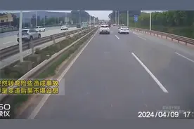 男子买无座票霸占一等座乘务员劝了半小时乘警来了男子还在叫号