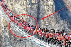 玻璃桥突然“碎裂”，大量游客吓到腿脚发软，镜头记录了可怕过程视频封面