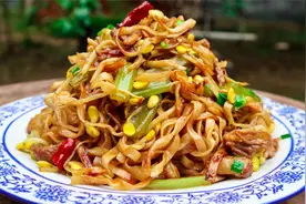 即将失传的“河南老式炒面”，生面条直接上锅炒，很多人还没吃过视频封面