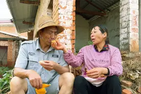 老爸打工回家，故意支开儿子，和老妈一起干活视频封面
