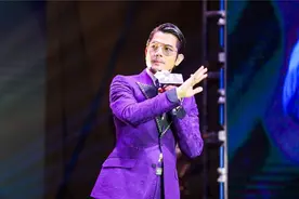 郭富城泉州演唱会被嘲，全开麦卖力演唱，台下却大片空座无人买单视频封面