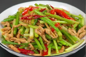 蒜苔炒肉很多人炒错，难怪蒜薹不入味肉丝咸，炒前多加一步更好吃视频封面