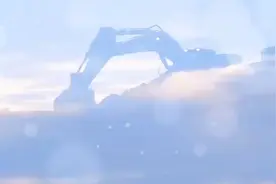 现实版天庭重工！浙江惊现海市蜃楼：挖掘机在工作视频封面