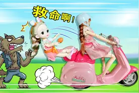 搞笑玩具故事 小梧桐被大灰狼抓住了 爸爸快来救她视频封面