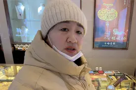 花一个月工资给准儿媳买块金表，当作生日礼物，这婆婆是真能处啊视频封面