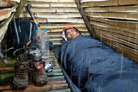 小伙独自雨林求生7天，半夜遭遇极端天气，自建竹屋抵御暴风雨视频封面