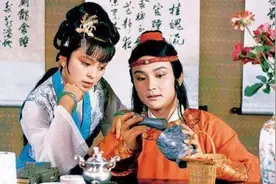 探春主动亲近宝玉，为何宝玉却疏远她？哄黛玉时说的话给出答案！